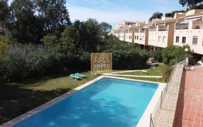 Spacious bungalow with a communal swimming pool and tennis court next to the golf club.